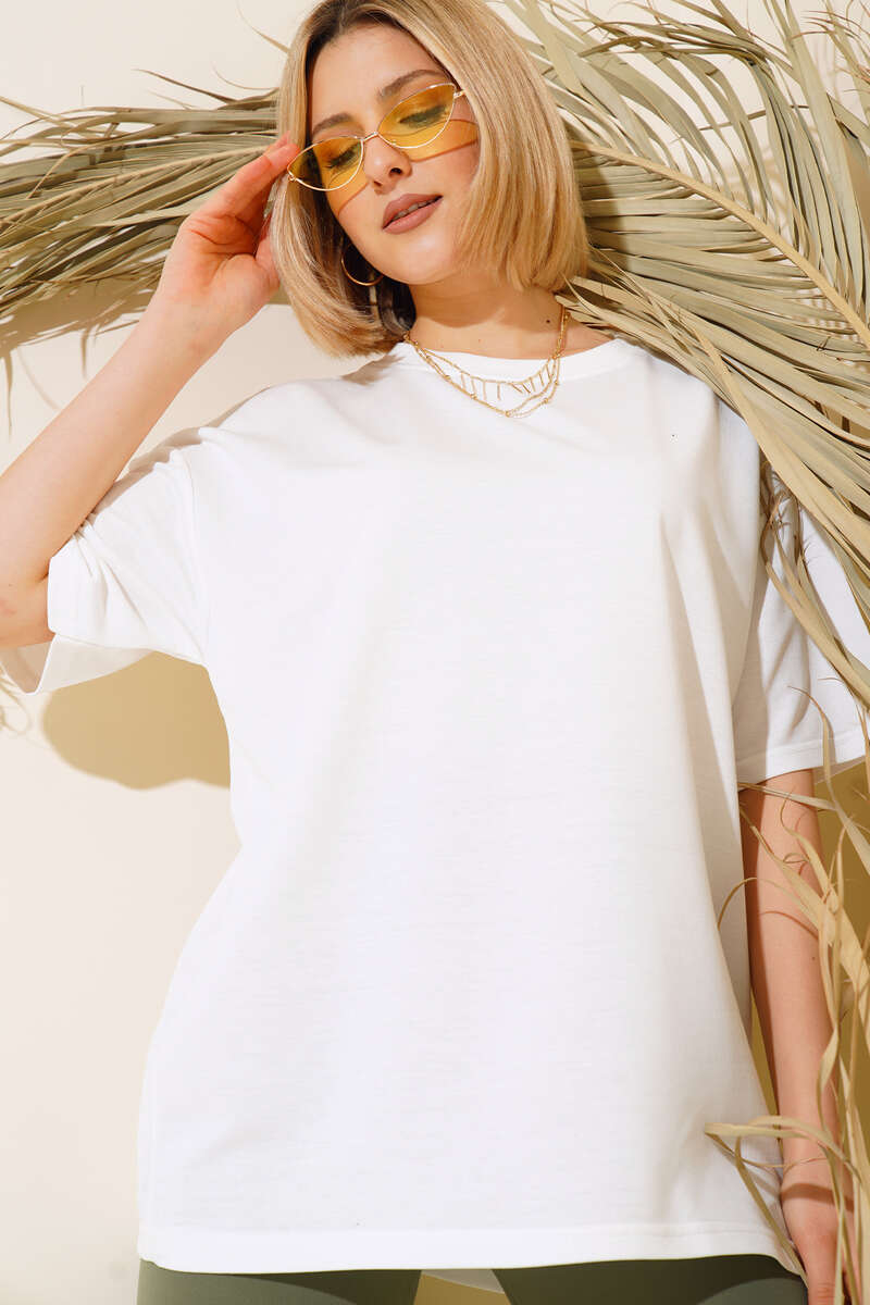 https://cdn.pazarium.com.tr/oversize-basic-t-shirt-ekru-497622-11-B.jpg