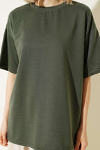 https://cdn.pazarium.com.tr/oversize-basic-t-shirt-haki-758681-18-B.jpg