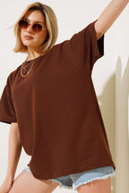 https://cdn.pazarium.com.tr/oversize-basic-t-shirt-kahve-497613-11-B.jpg