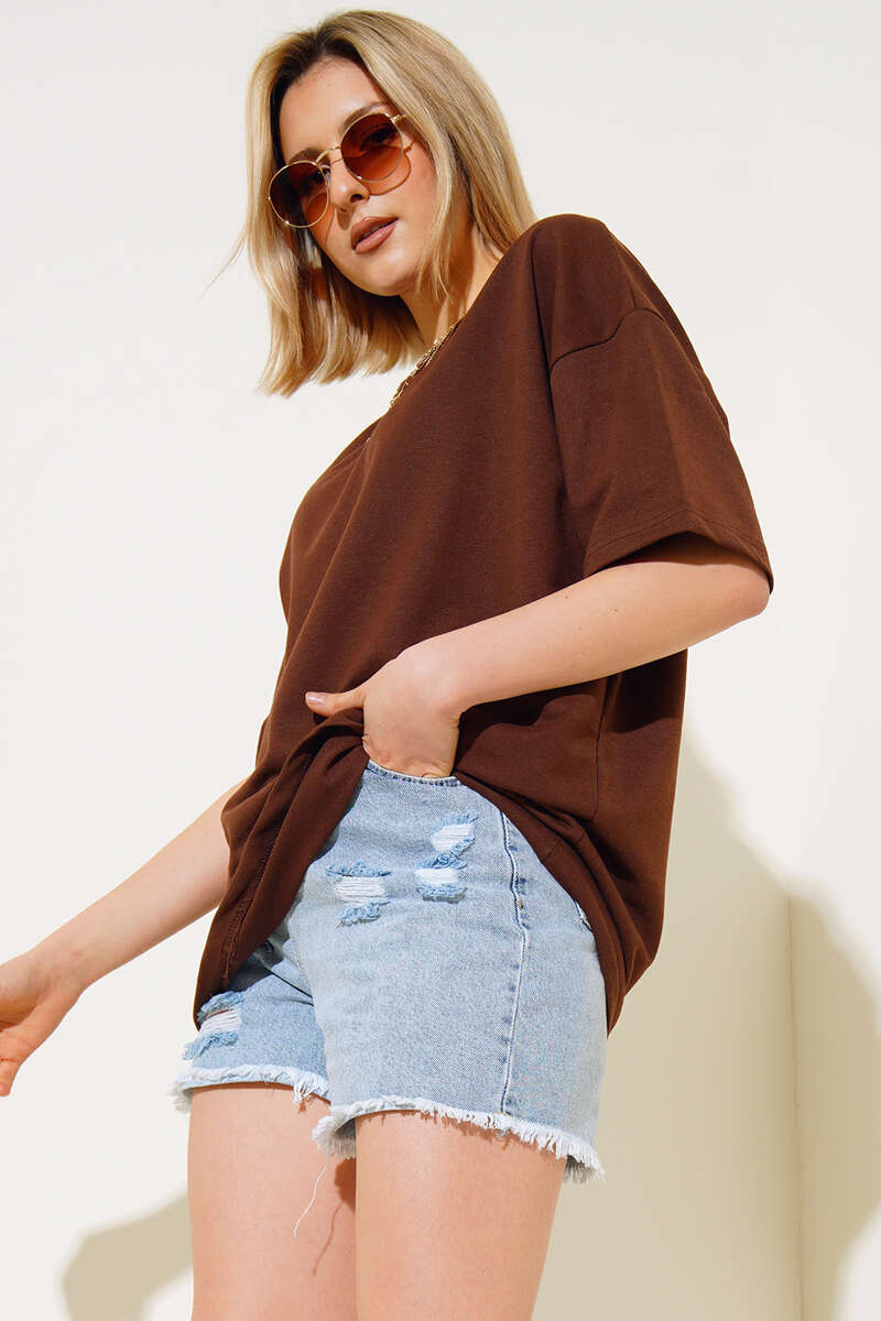 https://cdn.pazarium.com.tr/oversize-basic-t-shirt-kahve-497614-11-B.jpg