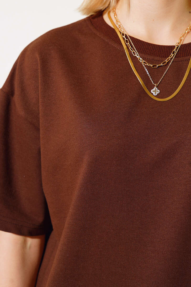 https://cdn.pazarium.com.tr/oversize-basic-t-shirt-kahve-497615-11-B.jpg