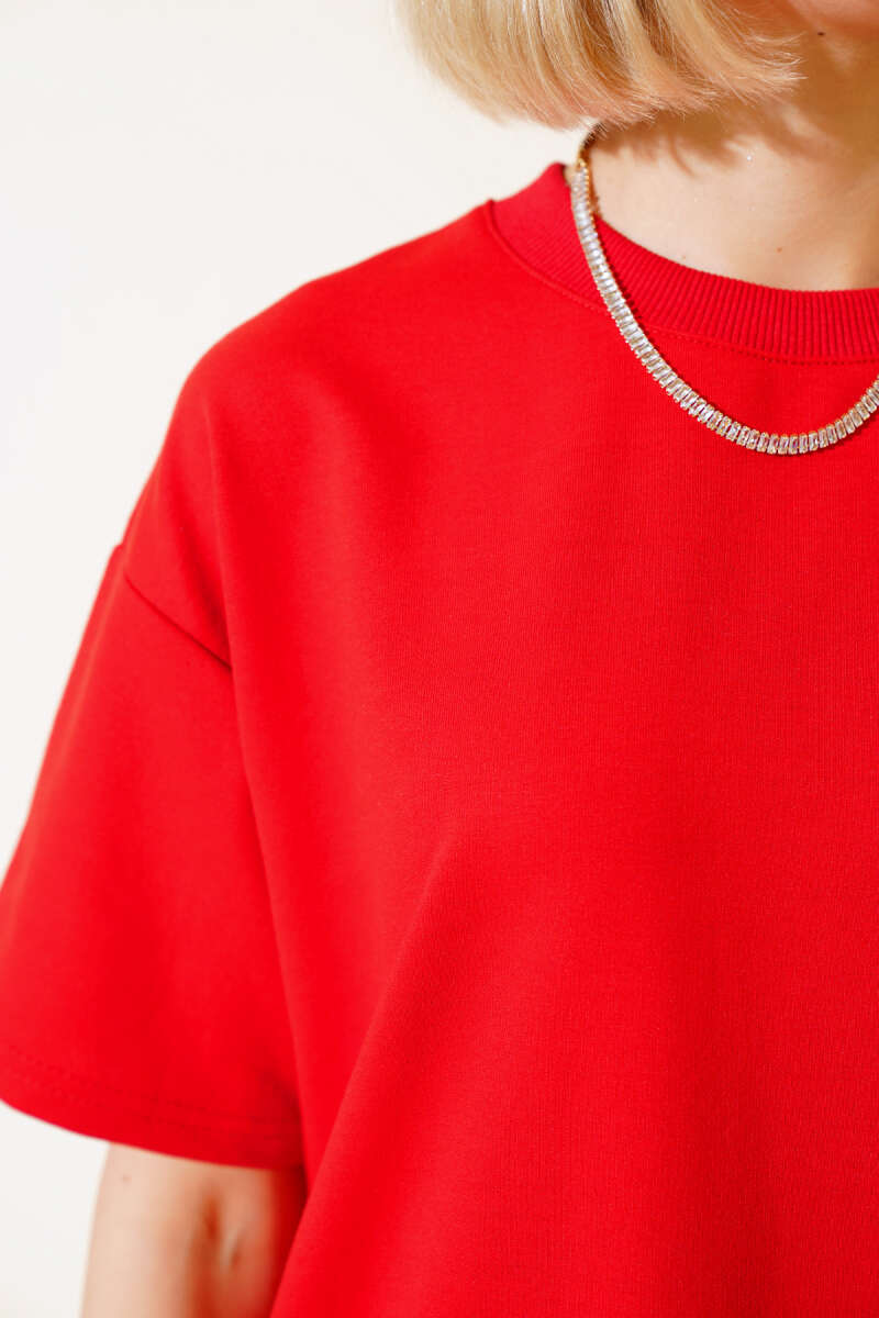 https://cdn.pazarium.com.tr/oversize-basic-t-shirt-kirmizi-501976-11-B.jpg