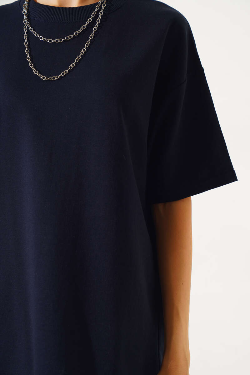 https://cdn.pazarium.com.tr/oversize-basic-t-shirt-lacivert-549313-13-B.jpg