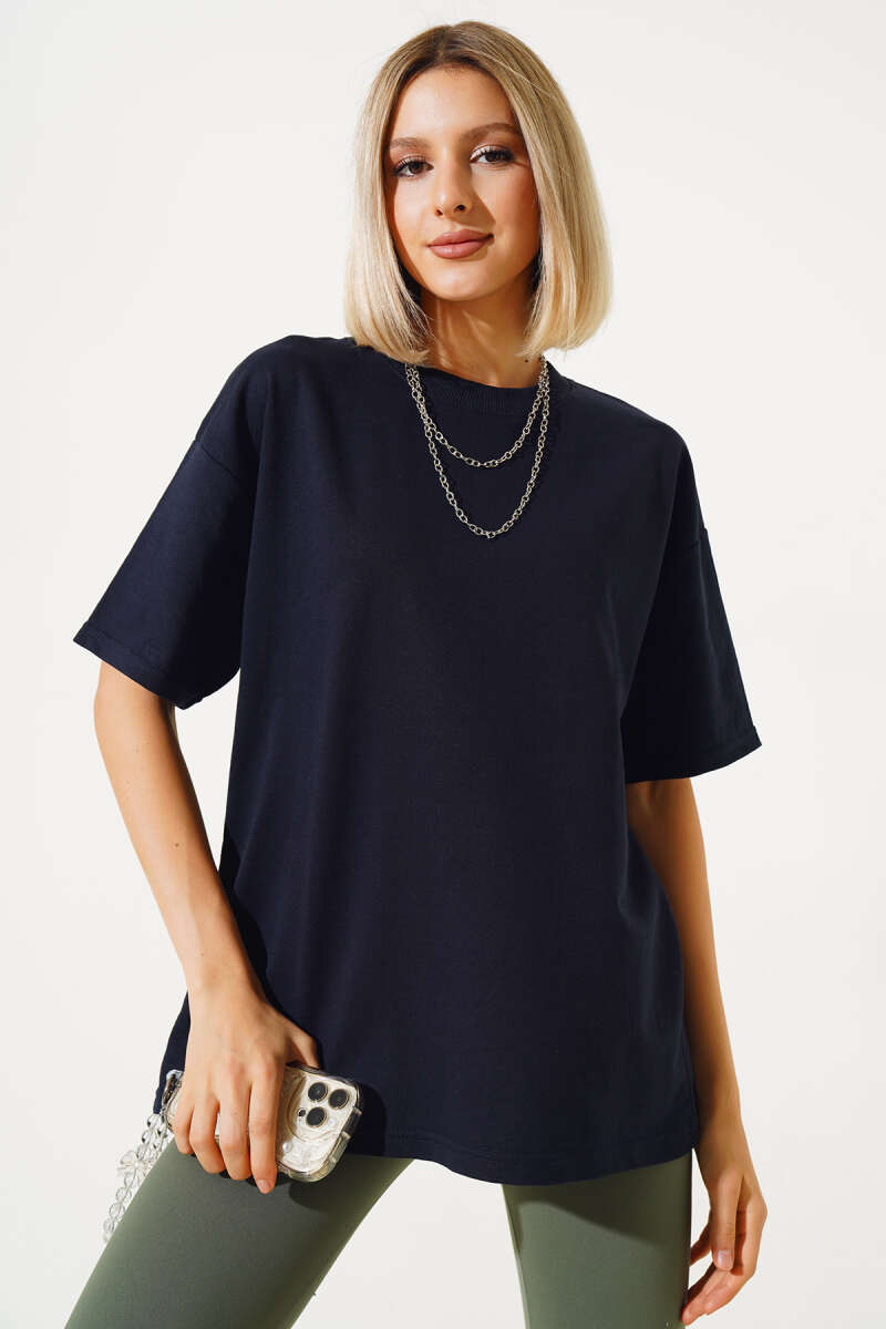https://cdn.pazarium.com.tr/oversize-basic-t-shirt-lacivert-549314-13-B.jpg