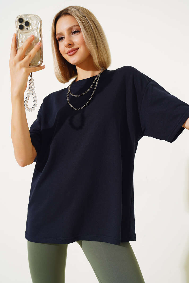 https://cdn.pazarium.com.tr/oversize-basic-t-shirt-lacivert-549315-13-B.jpg