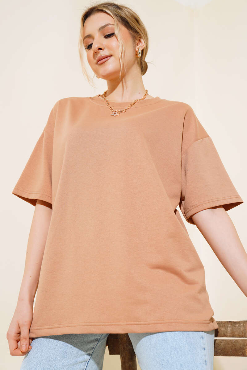 https://cdn.pazarium.com.tr/oversize-basic-t-shirt-latte-497606-11-B.jpg
