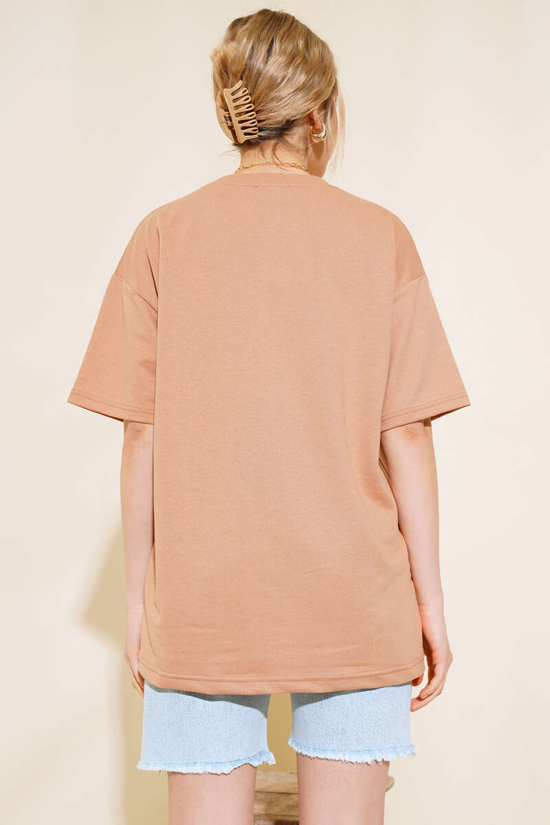 https://cdn.pazarium.com.tr/oversize-basic-t-shirt-latte-497607-11-B.jpg