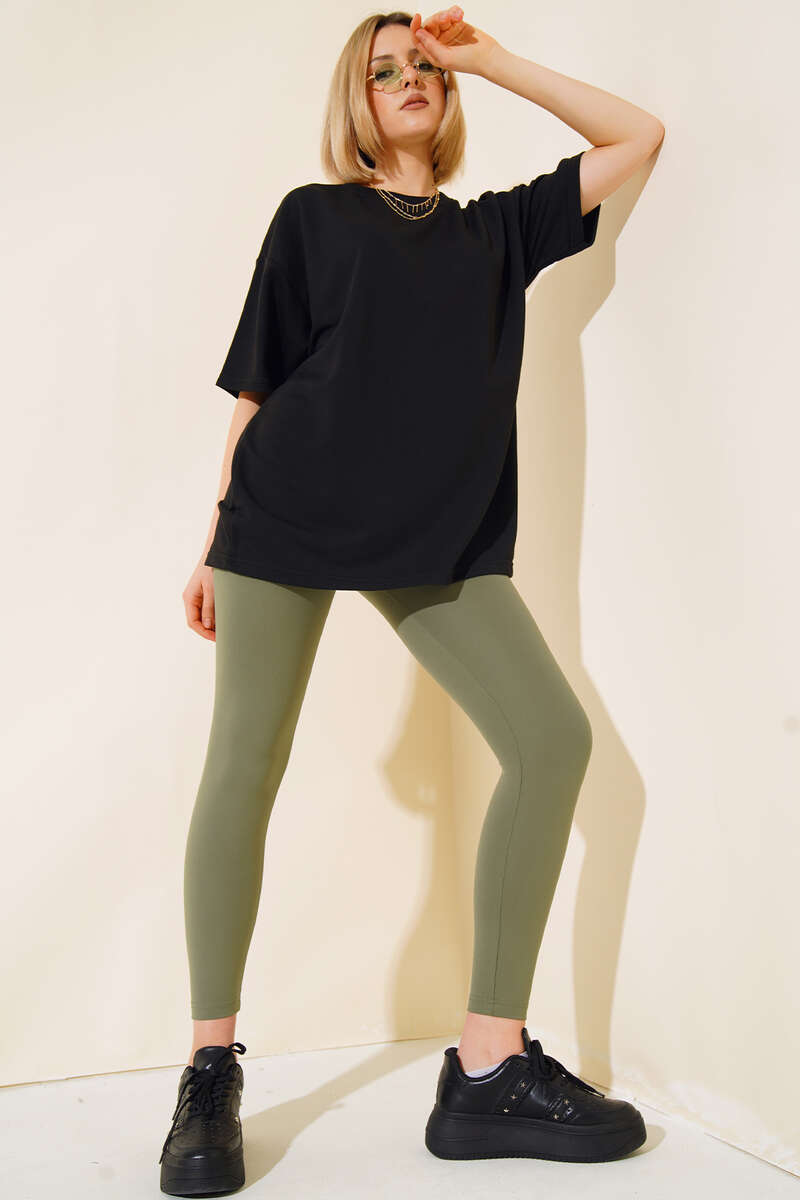 https://cdn.pazarium.com.tr/oversize-basic-t-shirt-siyah-497598-11-B.jpg