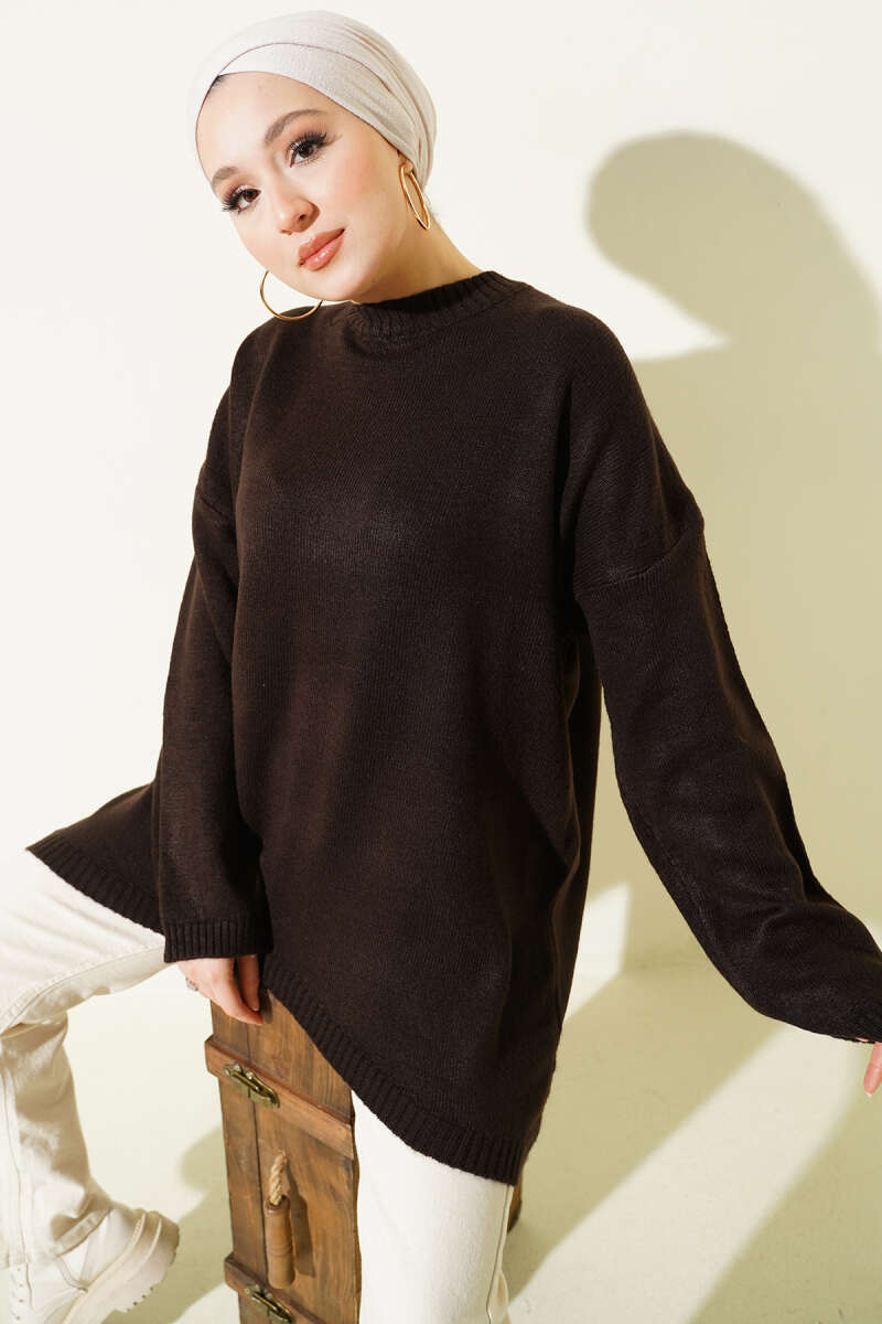 https://cdn.pazarium.com.tr/oversize-dusuk-omuz-triko-tunik-aci-kahve-723790-17-B.jpg