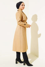 https://cdn.pazarium.com.tr/parca-detayli-kusakli-trenckot-camel-554751-13-B.jpg