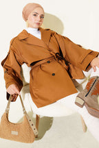 https://cdn.pazarium.com.tr/pelerin-detayli-kusakli-kisa-trenckot-camel-684655-16-B.jpg