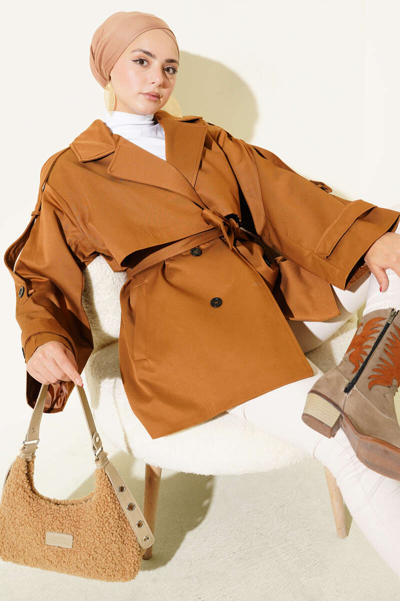 https://cdn.pazarium.com.tr/pelerin-detayli-kusakli-kisa-trenckot-camel-684655-16-B.jpg