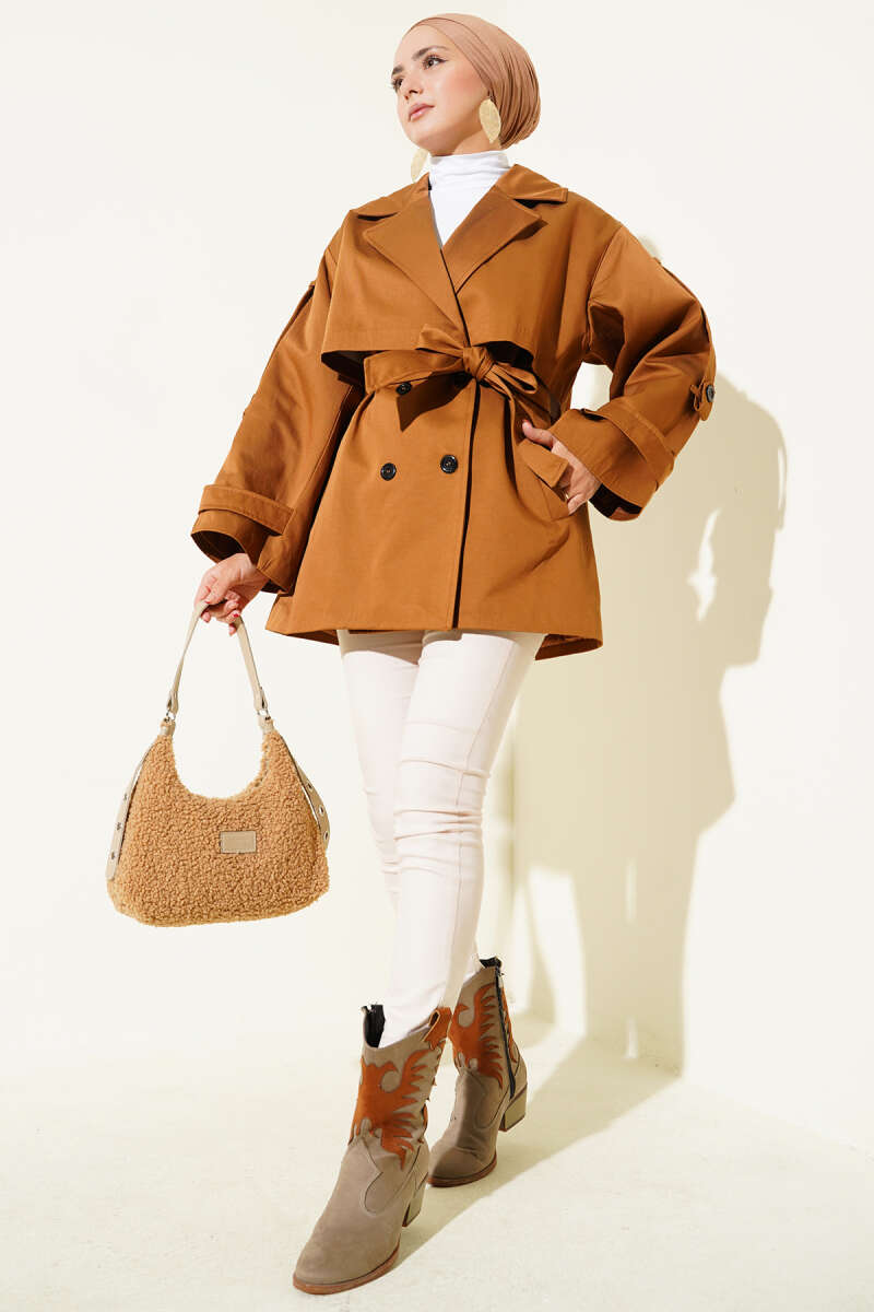 https://cdn.pazarium.com.tr/pelerin-detayli-kusakli-kisa-trenckot-camel-684656-16-B.jpg