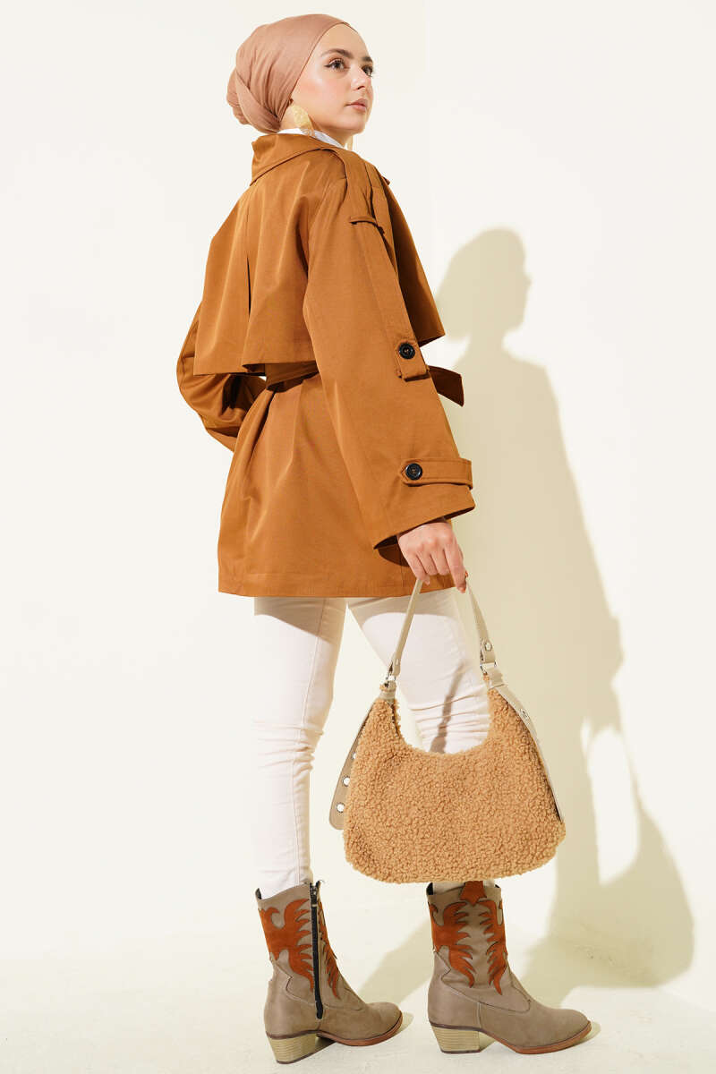 https://cdn.pazarium.com.tr/pelerin-detayli-kusakli-kisa-trenckot-camel-684657-16-B.jpg