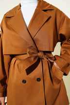 https://cdn.pazarium.com.tr/pelerin-detayli-kusakli-kisa-trenckot-camel-684658-16-B.jpg