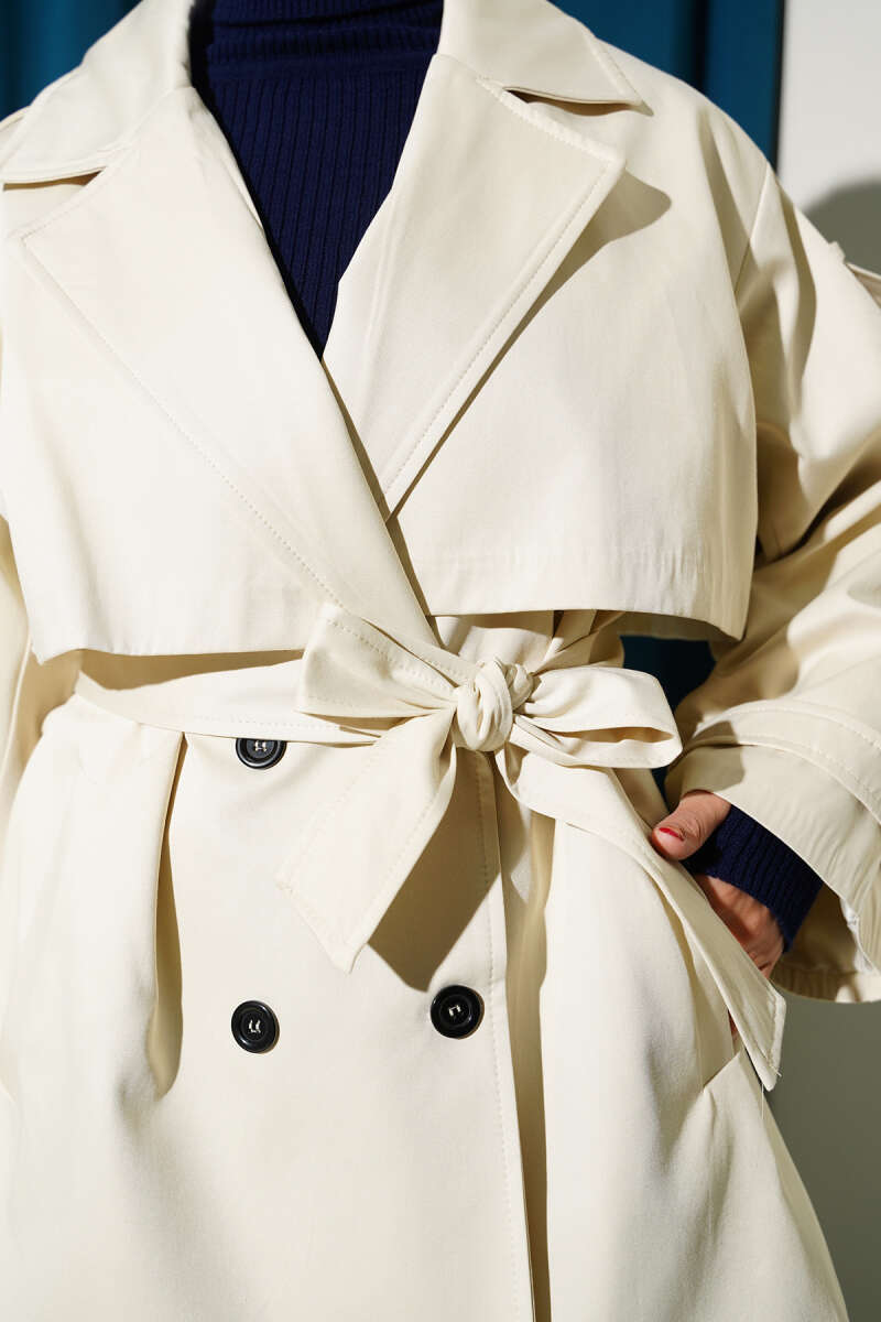 https://cdn.pazarium.com.tr/pelerin-detayli-kusakli-kisa-trenckot-tas-684670-16-B.jpg