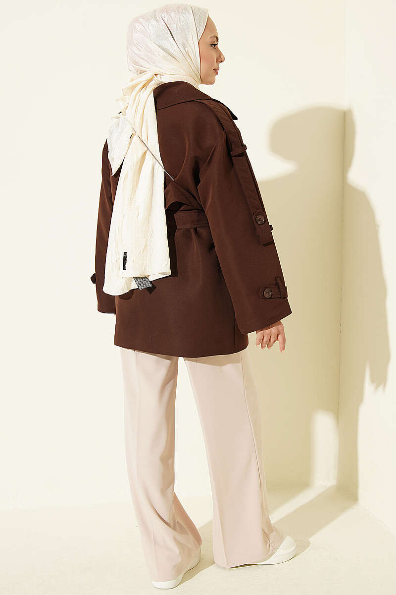 https://cdn.pazarium.com.tr/pelerinli-kusakli-dugmeli-kisa-trenckot-kahve-819219-20-B.jpg