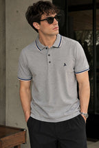 https://cdn.pazarium.com.tr/polo-yaka-dugmeli-ribanali-erkek-t-shirt-gri-780277-19-B.jpg