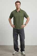 https://cdn.pazarium.com.tr/polo-yaka-kol-yazili-oversize-erkek-t-shirt-haki-750008-18-B.jpg