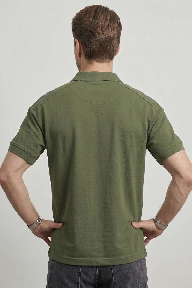 https://cdn.pazarium.com.tr/polo-yaka-kol-yazili-oversize-erkek-t-shirt-haki-750009-18-B.jpg