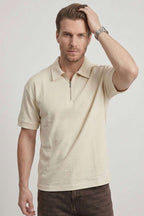 https://cdn.pazarium.com.tr/polo-yaka-kol-yazili-oversize-erkek-t-shirt-kemik-750010-18-B.jpg