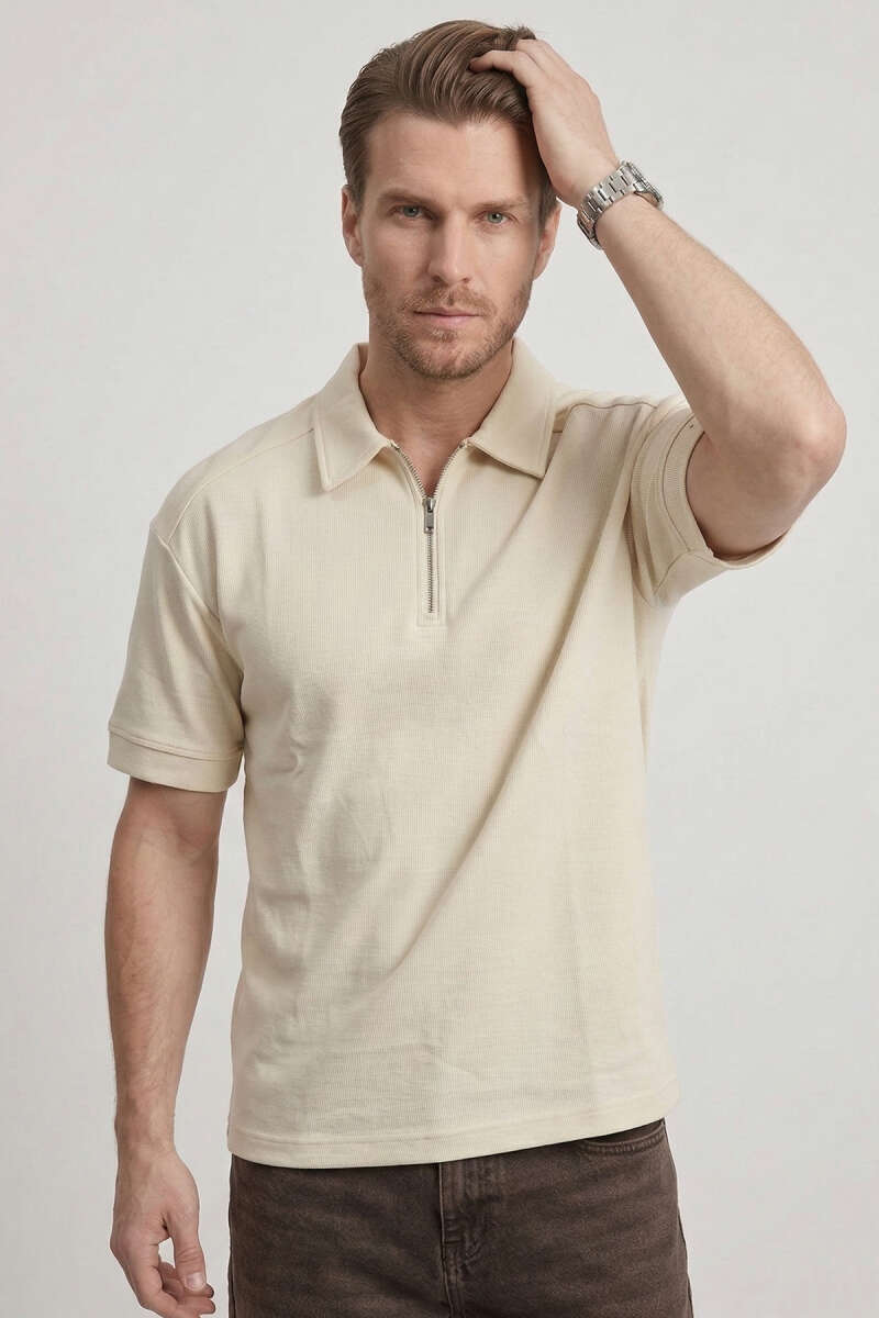 https://cdn.pazarium.com.tr/polo-yaka-kol-yazili-oversize-erkek-t-shirt-kemik-750010-18-B.jpg