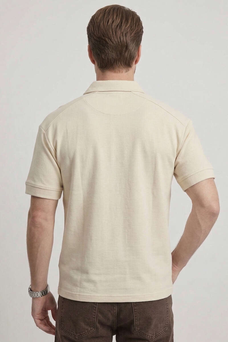 https://cdn.pazarium.com.tr/polo-yaka-kol-yazili-oversize-erkek-t-shirt-kemik-750012-18-B.jpg
