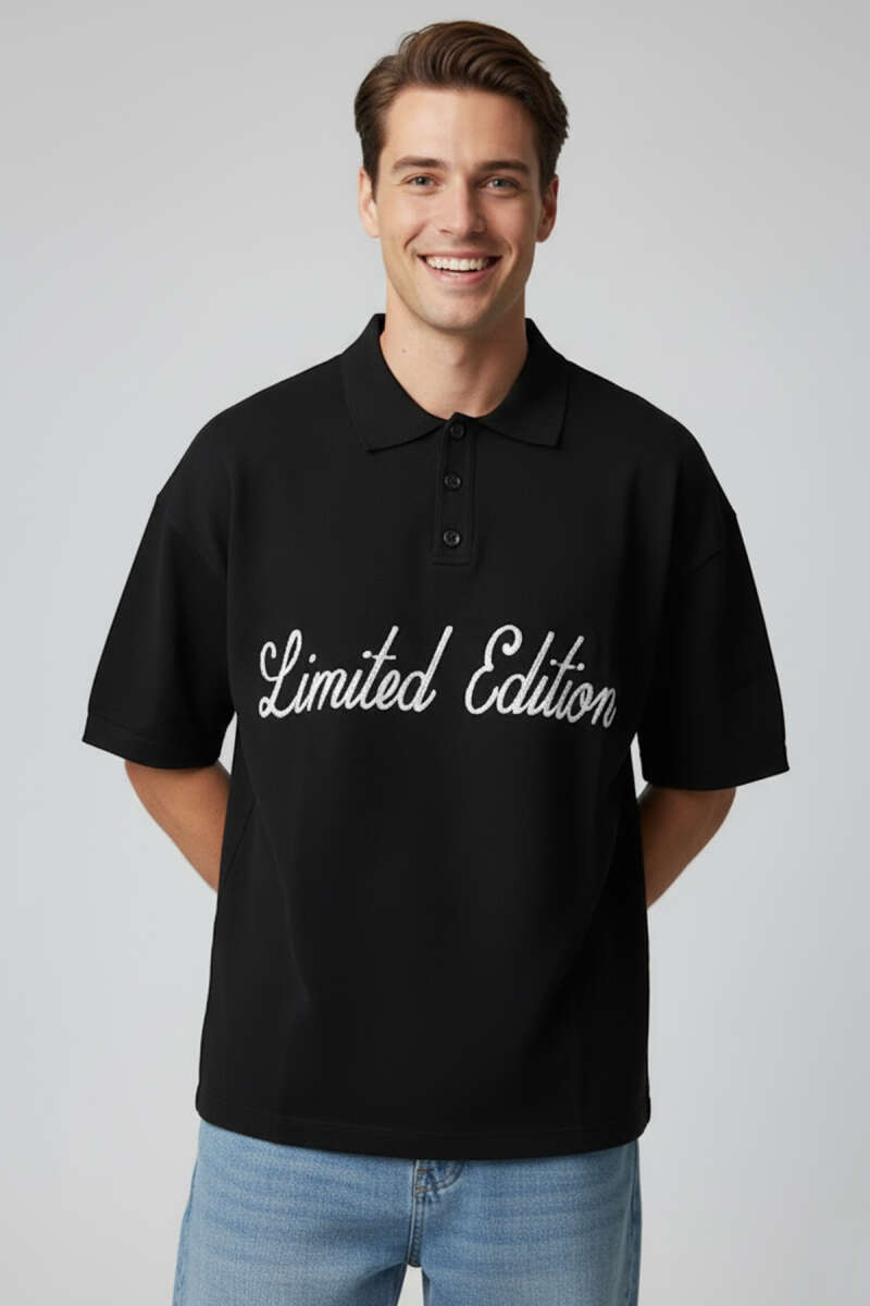 https://cdn.pazarium.com.tr/polo-yaka-yazili-erkek-triko-t-shirt-siyah-752323-18-B.jpg