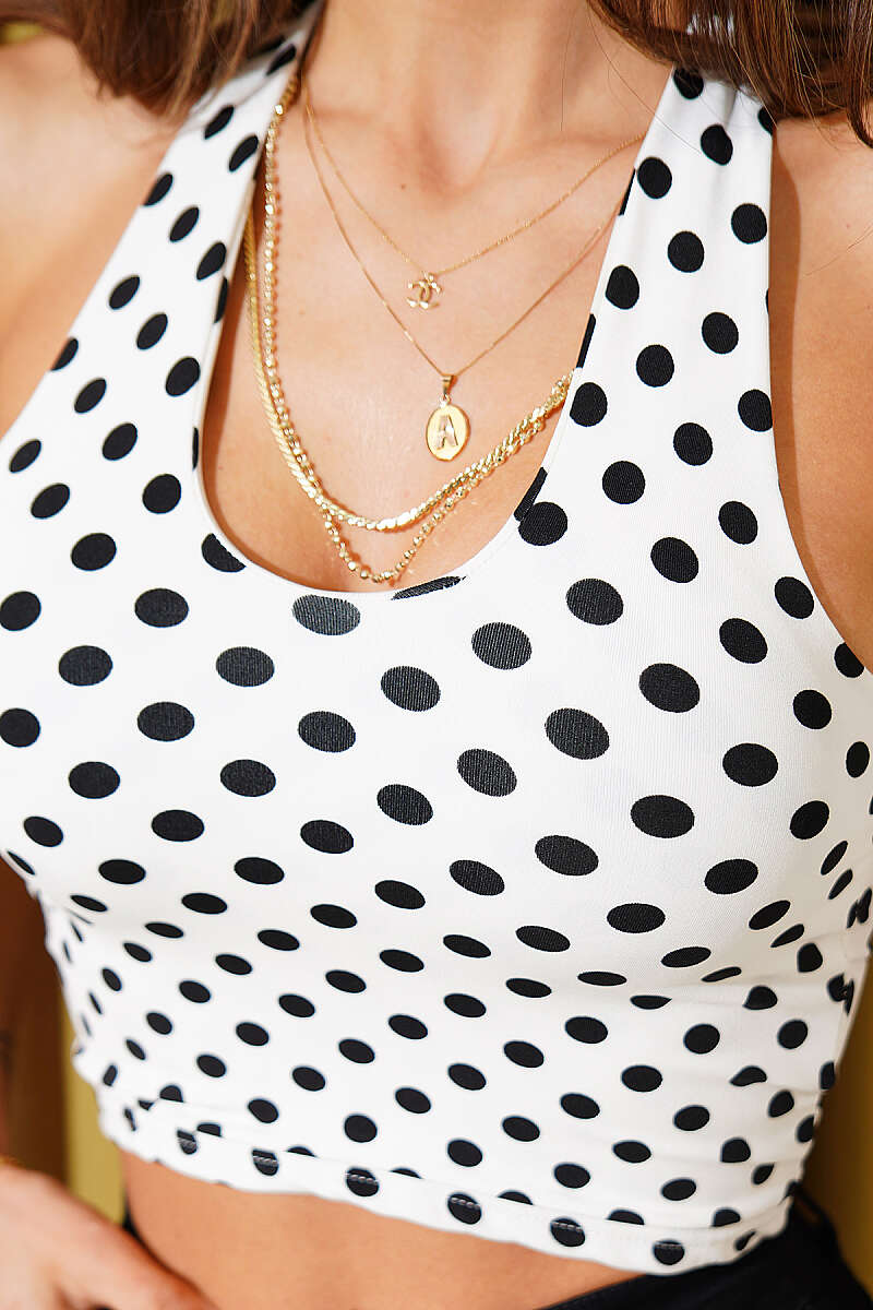 https://cdn.pazarium.com.tr/puantiyeli-boyundan-gecmeli-crop-beyaz-775129-19-B.jpg