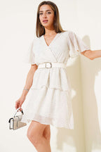 https://cdn.pazarium.com.tr/puantiyeli-kemerli-kat-mini-sifon-elbise-beyaz-628983-15-B.jpg