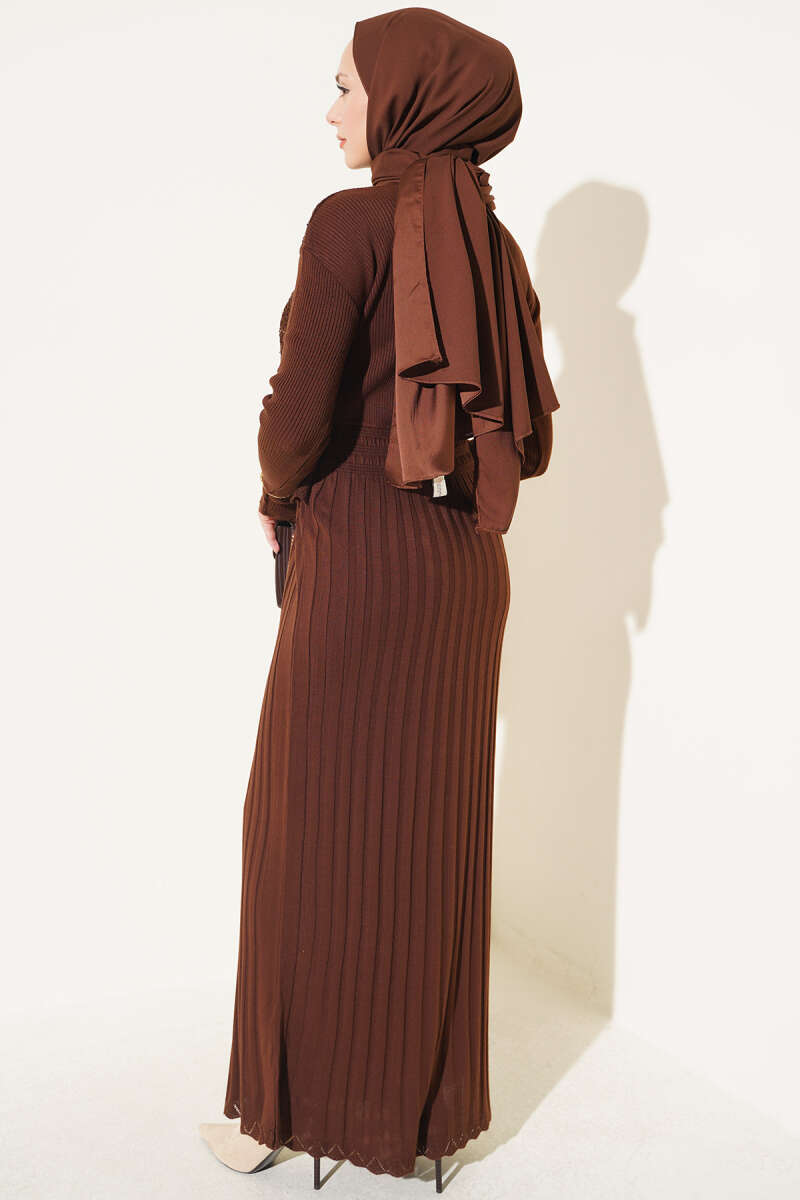 https://cdn.pazarium.com.tr/pul-detayli-baglamali-triko-elbise-kahve-833129-20-B.jpg