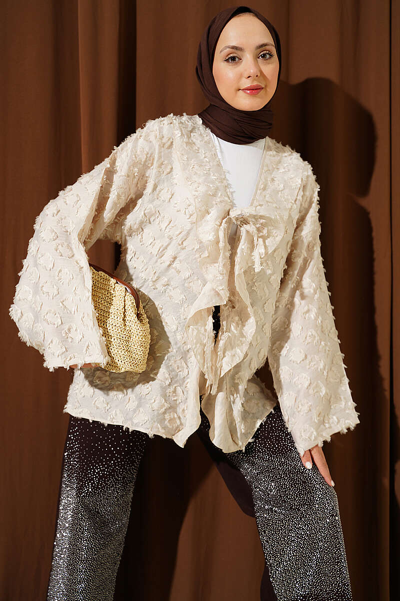 https://cdn.pazarium.com.tr/puskullu-firfirli-ip-baglamali-kimono-bej-789016-19-B.jpg