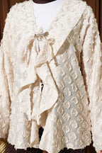https://cdn.pazarium.com.tr/puskullu-firfirli-ip-baglamali-kimono-bej-789025-19-B.jpg