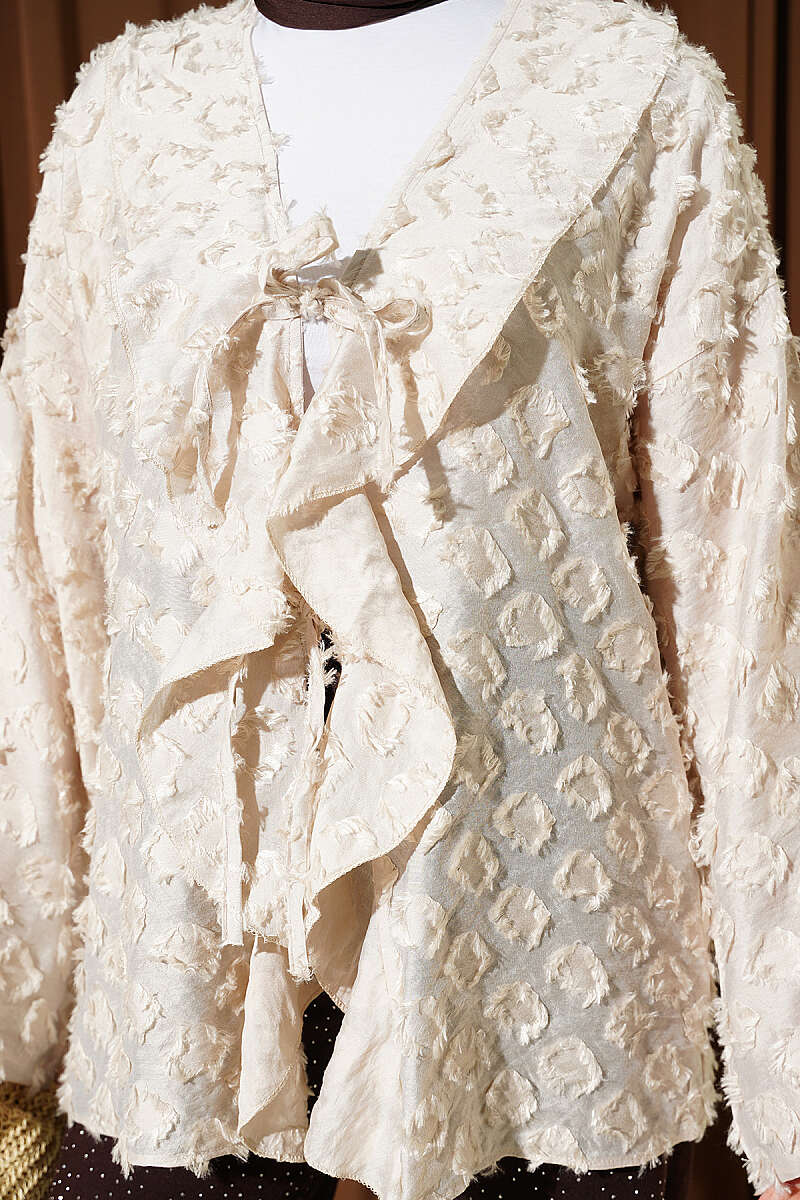 https://cdn.pazarium.com.tr/puskullu-firfirli-ip-baglamali-kimono-bej-789025-19-B.jpg