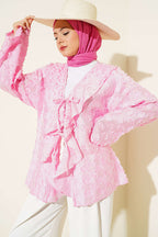 https://cdn.pazarium.com.tr/puskullu-firfirli-ip-baglamali-kimono-pembe-789007-19-B.jpg