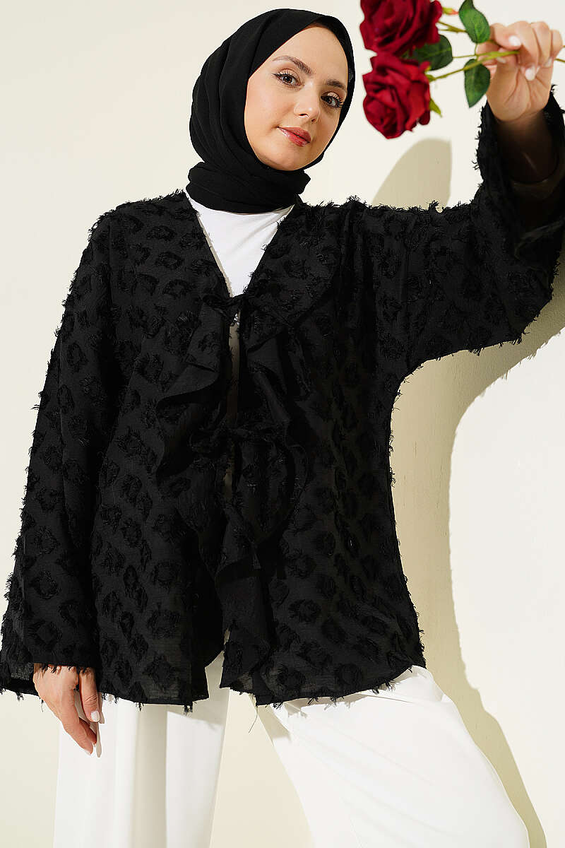 https://cdn.pazarium.com.tr/puskullu-firfirli-ip-baglamali-kimono-siyah-789005-19-B.jpg