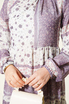 https://cdn.pazarium.com.tr/retro-cicek-desenli-sifon-elbise-lila-815592-20-B.jpg