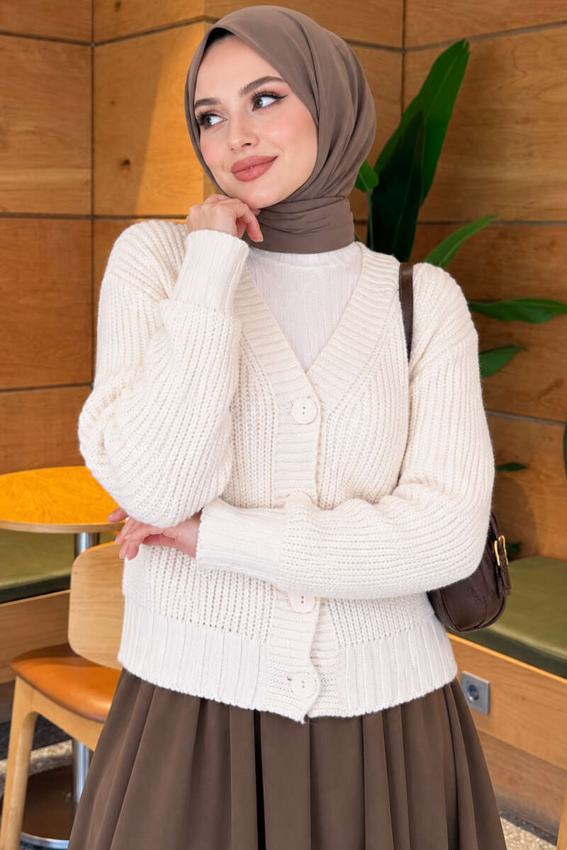 https://cdn.pazarium.com.tr/ribanali-dugme-detayli-triko-hirka-ekru-834668-20-B.jpg