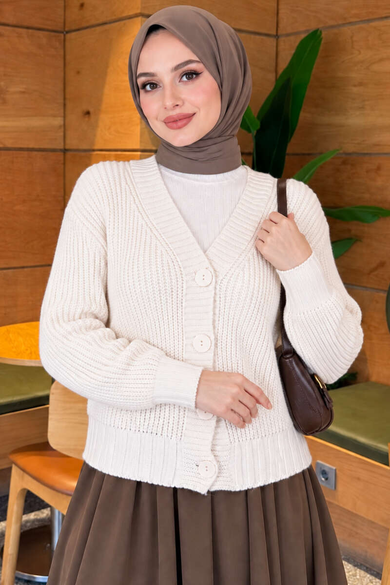 https://cdn.pazarium.com.tr/ribanali-dugme-detayli-triko-hirka-ekru-834670-20-B.jpg