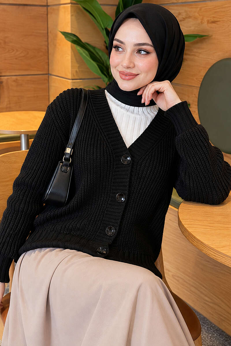 https://cdn.pazarium.com.tr/ribanali-dugme-detayli-triko-hirka-siyah-834690-20-B.jpg