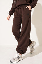 https://cdn.pazarium.com.tr/s-armali-sardonlu-jogger-pantolon-kahve-839762-20-B.jpg