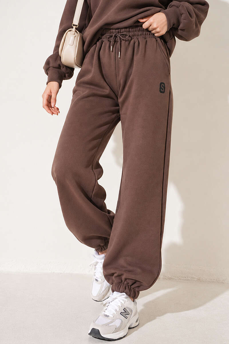 https://cdn.pazarium.com.tr/s-armali-sardonlu-jogger-pantolon-vizon-839524-20-B.jpg