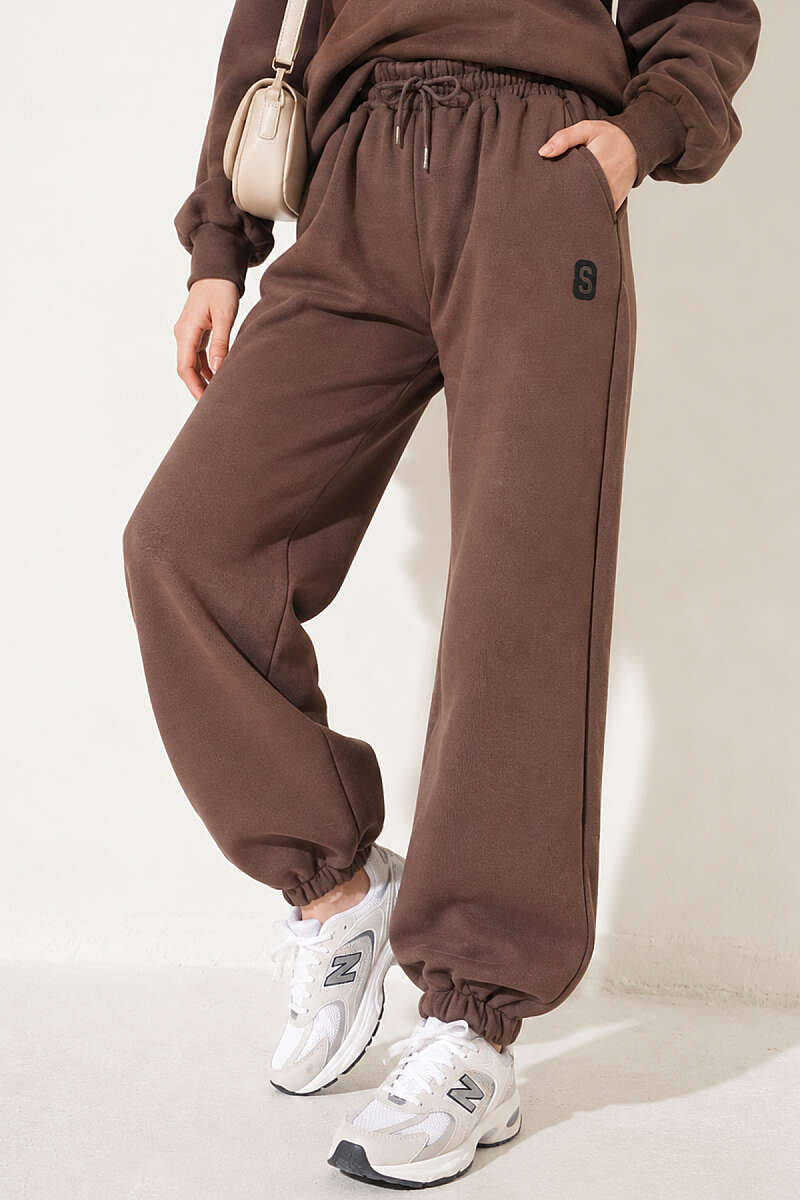 https://cdn.pazarium.com.tr/s-armali-sardonlu-jogger-pantolon-vizon-839526-20-B.jpg