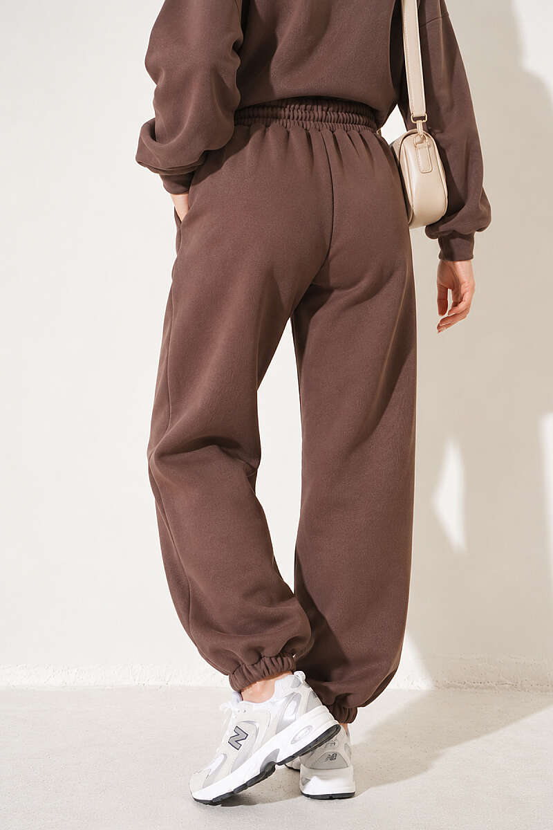 https://cdn.pazarium.com.tr/s-armali-sardonlu-jogger-pantolon-vizon-839527-20-B.jpg