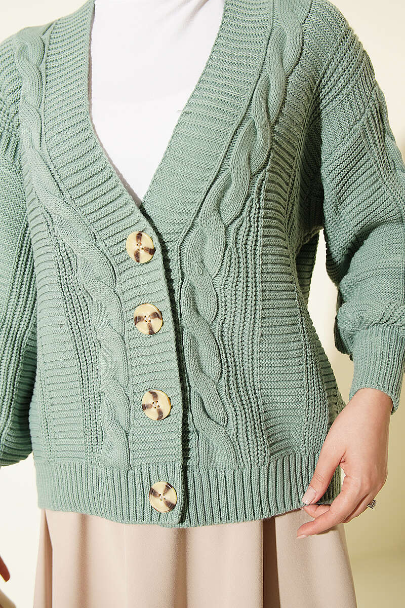 https://cdn.pazarium.com.tr/sac-orgu-dugmeli-triko-kisa-hirka-mint-821114-20-B.jpg