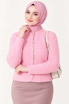 https://cdn.pazarium.com.tr/sakalli-dugmeli-kisa-hirka-pembe-824556-20-B.jpg