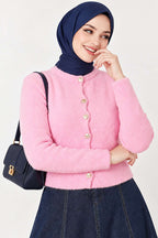 https://cdn.pazarium.com.tr/sakalli-dugmeli-kisa-hirka-pembe-824883-20-B.jpg