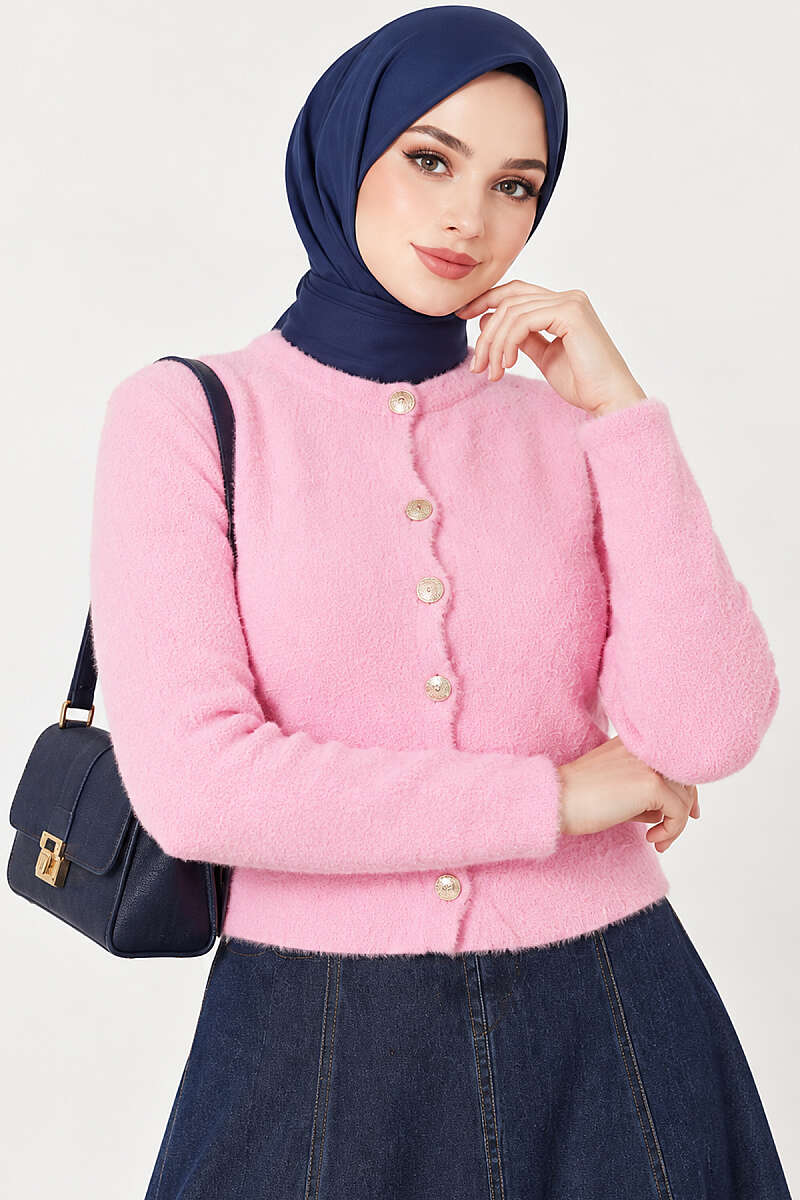 https://cdn.pazarium.com.tr/sakalli-dugmeli-kisa-hirka-pembe-824884-20-B.jpg
