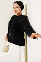 https://cdn.pazarium.com.tr/sakalli-omuz-tul-cicekli-hirka-siyah-674953-16-B.jpg
