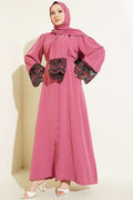 https://cdn.pazarium.com.tr/salli-cicek-suslemeli-abaya-elbise-gul-kurusu-799135-19-B.jpg